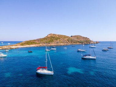 La Croix-Valmer 'deki Cape Taillat' ın hava manzarası (Fransız Rivierası, Güney Fransa)