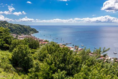 Saint-Pierre, Martinique, FWI - Şehre tepeden bakın