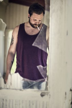 kırık pencere arkasında adam duman Sigara