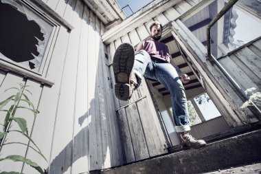 Punk rocker bot tekme ile