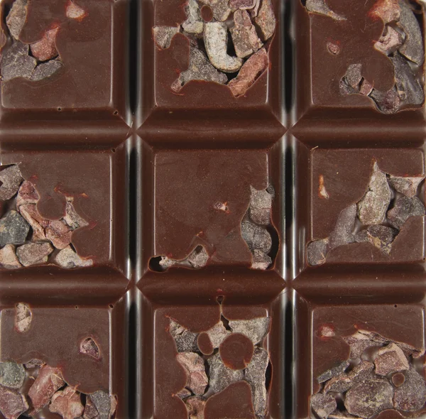 Chocolate cru com Nibs de cacau — Fotografia de Stock