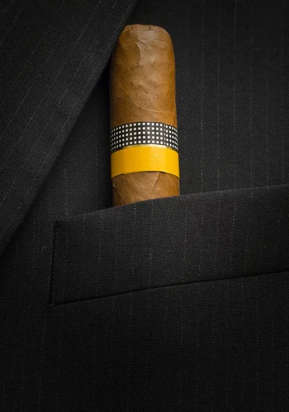 Cigare cubain dans une veste costume — Photo