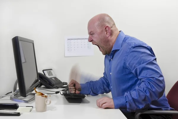 Boos werknemer geraakt zijn toetsenbord — Stockfoto