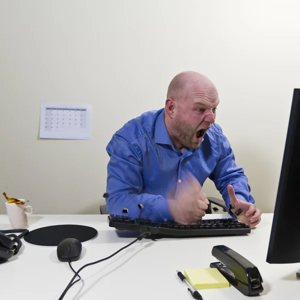 Travailleur en colère frappé son clavier — Photo