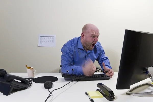 Wütender Arbeiter schlug auf seine Tastatur — Stockfoto