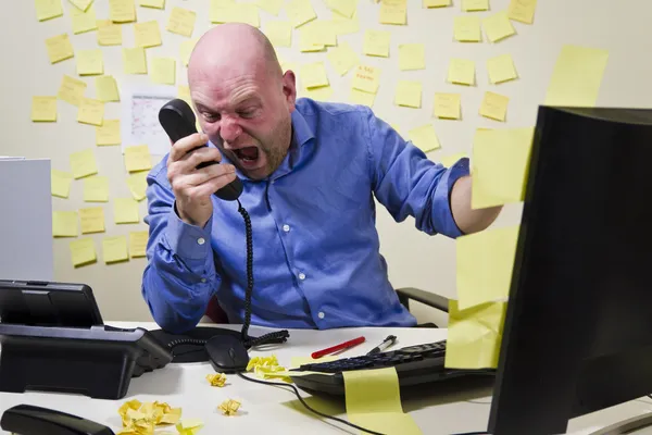 kızgın adam telefonda çığlık