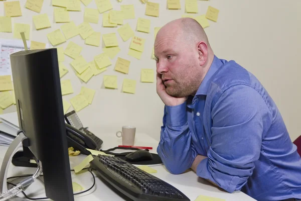 Trabajador de oficina aburrido — Foto de Stock