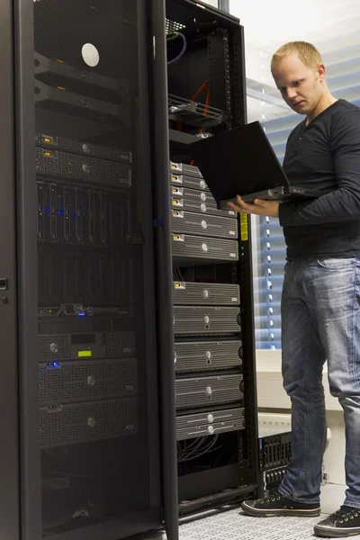 Sistemas de monitoreo de ingenieros de TI — Foto de Stock