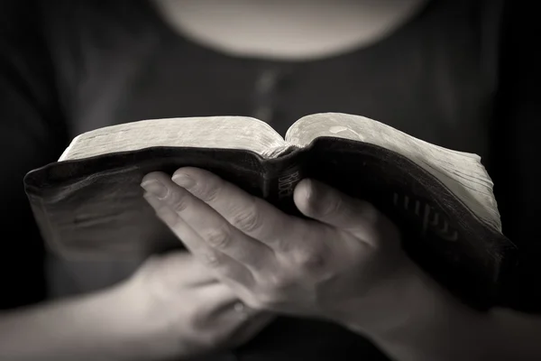 Kobiety czytanie Biblii — Zdjęcie stockowe
