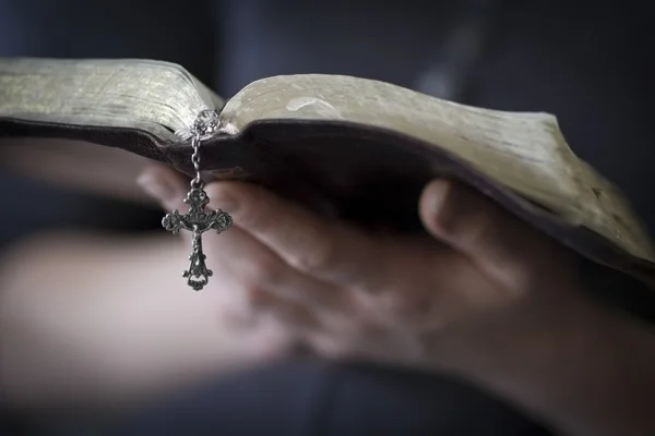 Vrouwen lezen van de Bijbel — Stockfoto