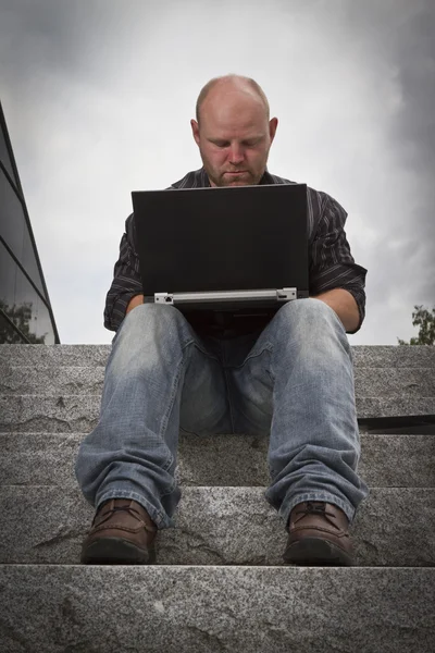 Geschäftsmann, der draußen arbeitet — Stockfoto