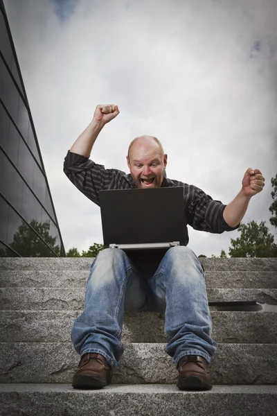 Glücklicher Mann bei der Arbeit — Stockfoto