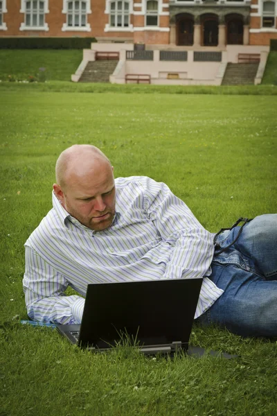 Studentin arbeitet — Stockfoto