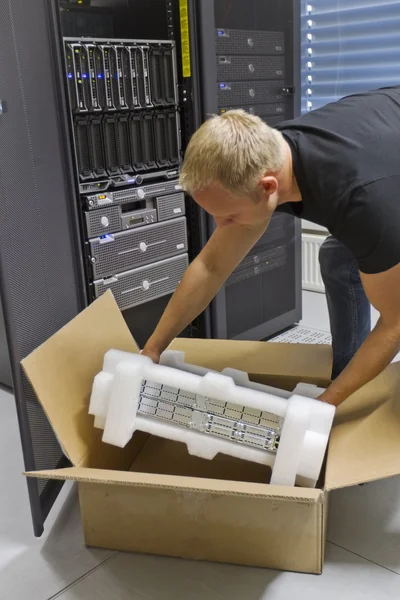 Ingeniero de TI Instalación de nuevo router —  Fotos de Stock