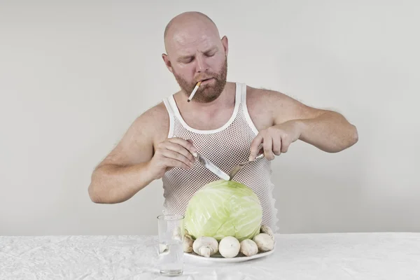 Smoking man eat cabbage and mushrooms — Stock Photo, Image