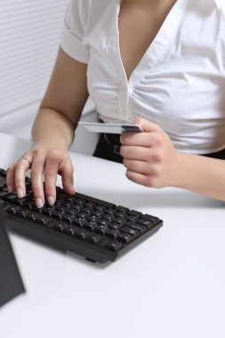 İnternetten alışveriş yapan kadın