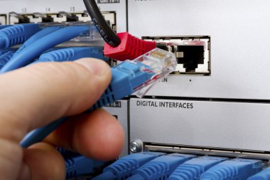 mühendisi Telekom kablosunun bağlanması