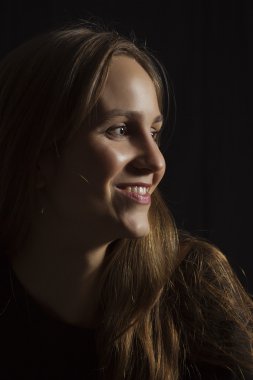 Gülümseyen genç kadın portresi