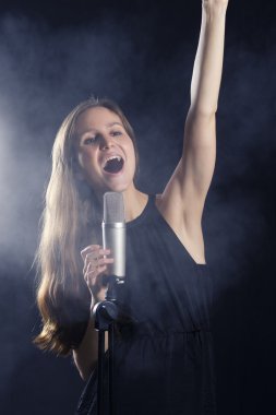güzel kadın konser şarkı söylüyor.