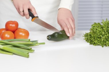 Sebze doğrayan kadın