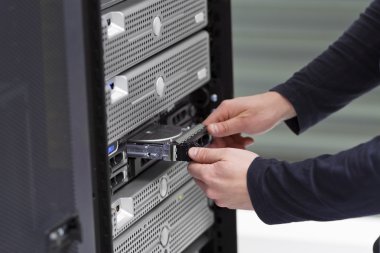 Bu danışman Server sabitdiske yerine