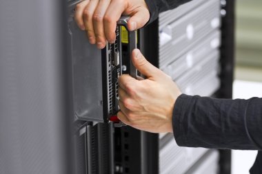 Bu mühendis blade server yükleme