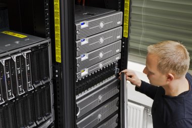 Bu teknisyen korumak san ve sunucular