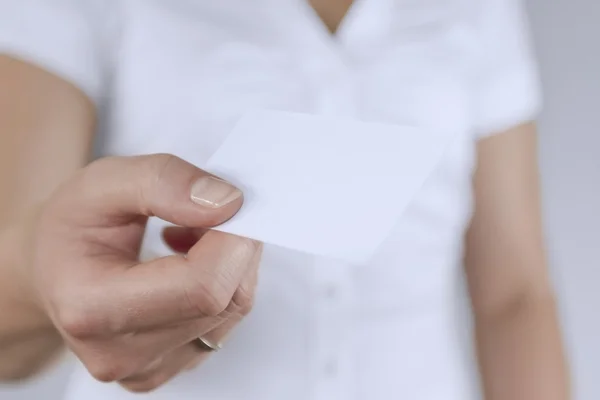 Femme Partager la carte de visite — Photo