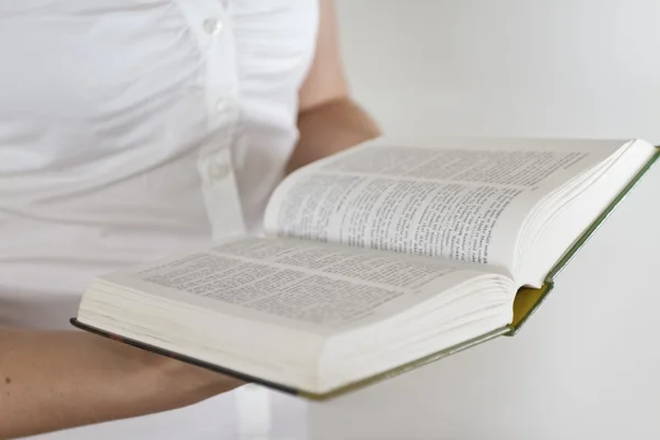 Mujer leyendo la Biblia — Foto de Stock