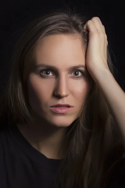 Serieuze jonge vrouw portret — Stockfoto