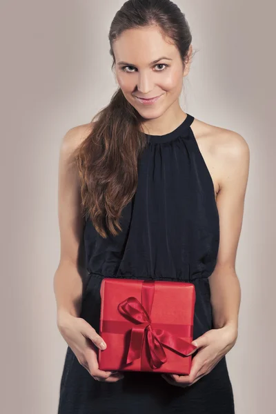 Belle fille avec un cadeau — Photo