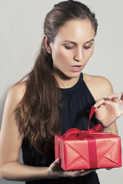 Garota excitada Abrir presente de Natal — Fotografia de Stock