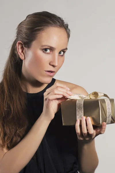 Donna regalo di Natale aperto — Foto Stock