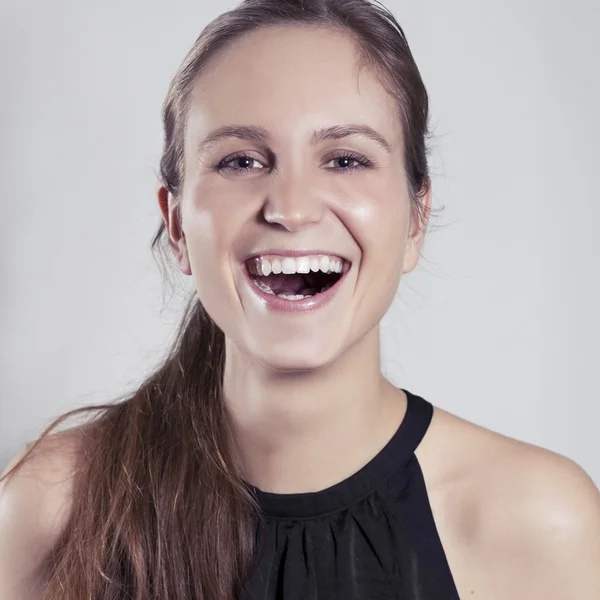 Natuurlijke vrouw lachen — Stockfoto