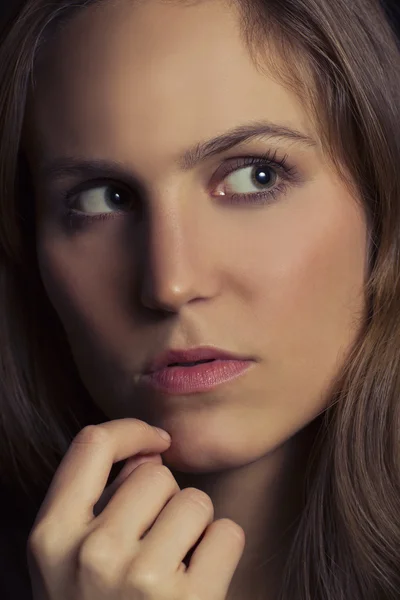 Close-up van serieuze jonge vrouw portret — Stockfoto