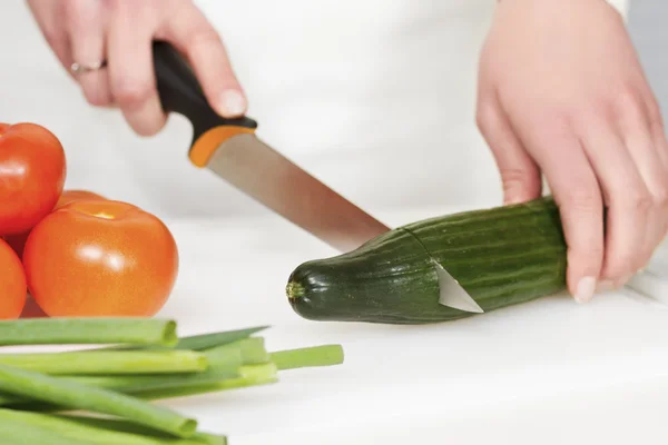 Нарезание овощей — стоковое фото