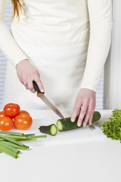 Cortando ingredientes para uma salada — Fotografia de Stock