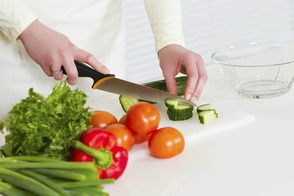Нарезание овощей на здоровый салат — стоковое фото