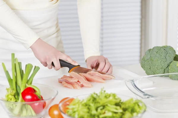 Making a Chicken Dish with Vegetables — Stock Photo, Image