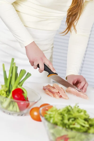 Frau hackt Hühnerfilet — Stockfoto