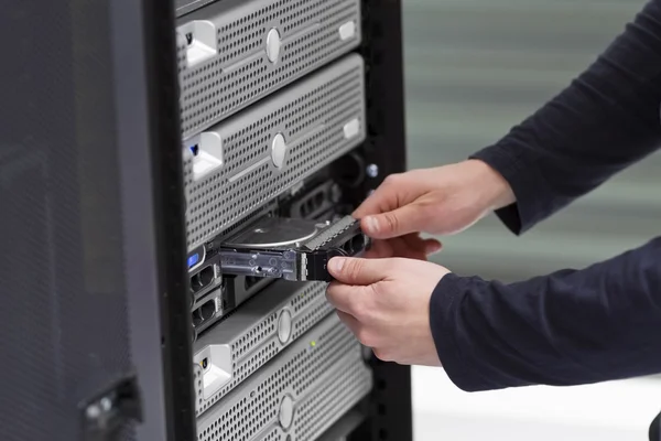 Het consultant vervangen een harddrive in server — Stockfoto