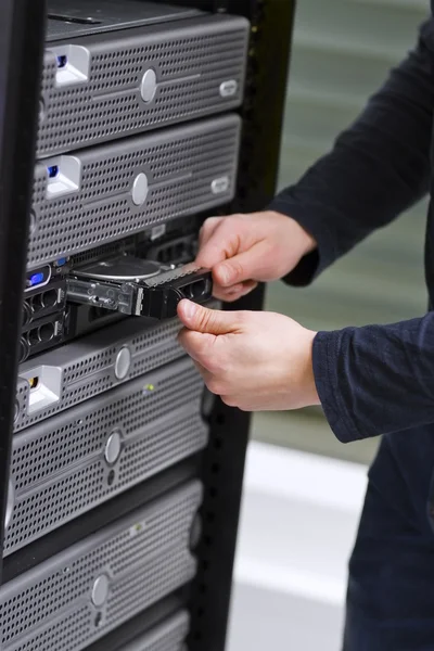 Het consultant een harddrive in server installeren — Stockfoto