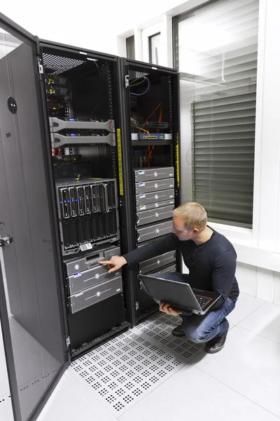 Consultor de TI mantiene copia de seguridad en Datacenter — Foto de Stock