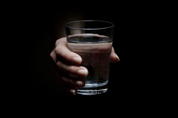 Kvinna som håller ett glas vatten — Stockfoto