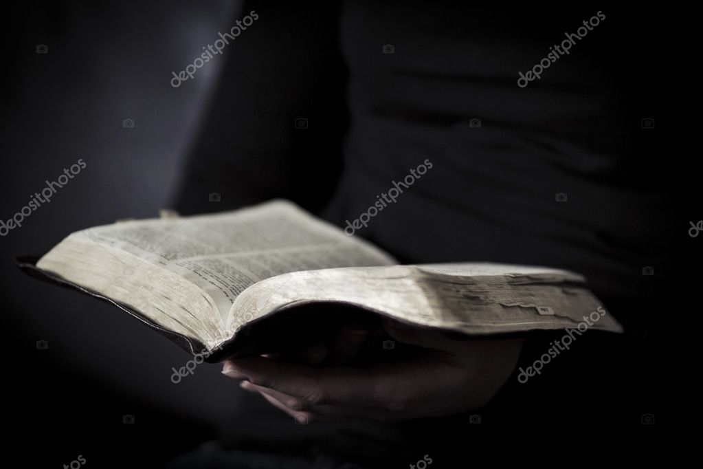 Mujeres leyendo la Biblia 2024