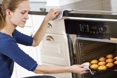 kadın muffins pişirme