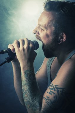 Rocker konserinde şarkı söylüyor.