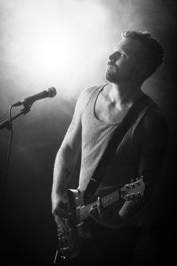 konser play gitar rock'çı
