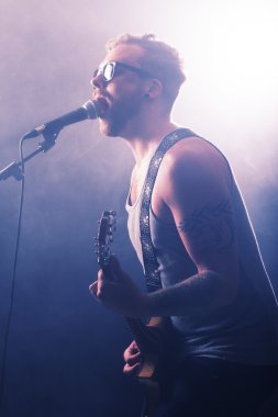 genç adam konserinde şarkı söylüyor.