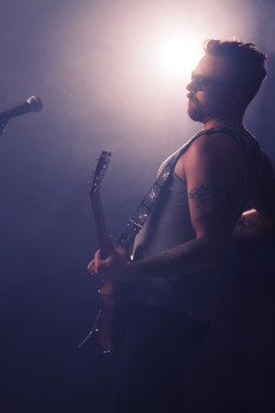 genç adam rock konseri